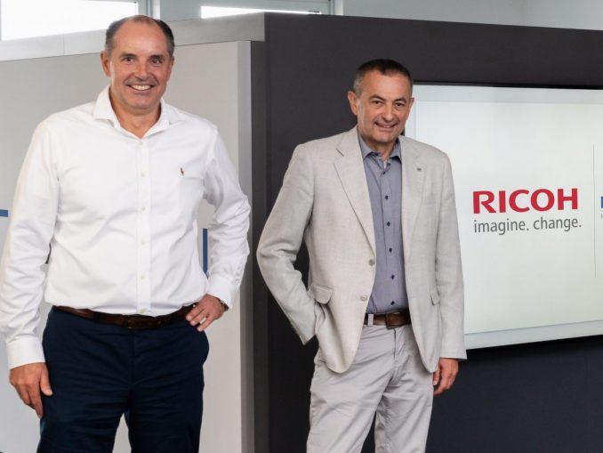 Ricoh_Data Vision Jochen Roggenkämper (Geschäftsführer DataVision) und Niculae Cantuniar (CEO Ricoh Deutschland). (c) RICOH Deutschland GmbH
