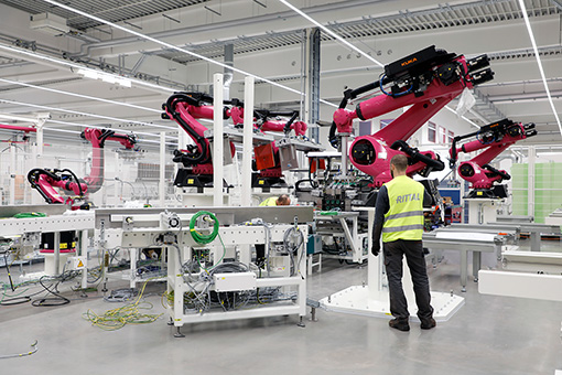 Rittal-Roboter Über 100 Hightech-Maschinen sind kürzlich im neuen Werk angekommen und werden nun schrittweise in Betrieb genommen. (c) Rittal GmbH & Co. KG