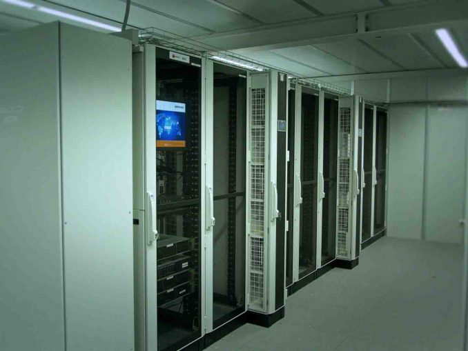 Rittal_82037600_72dpi Im Rechenzentrum kommen die TS IT-Racks von Rittal zum Einsatz, die durch ihre Standardisierung aller Komponenten einen schnellen und effizienten Aufbau der IT-Infrastruktur unterstützten. (c) Rittal GmbH & Co. KG
