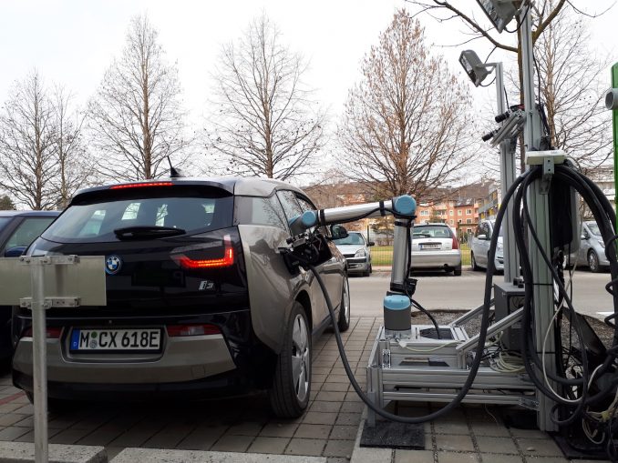 Roboterladen1_by_FTG_tugraz Forscher der TU Graz haben ein automatisiertes Robotersystem entwickelt, das das Laden von verschiedenen Fahrzeugen direkt nacheinander ermöglicht. (c) FTG - TU Graz