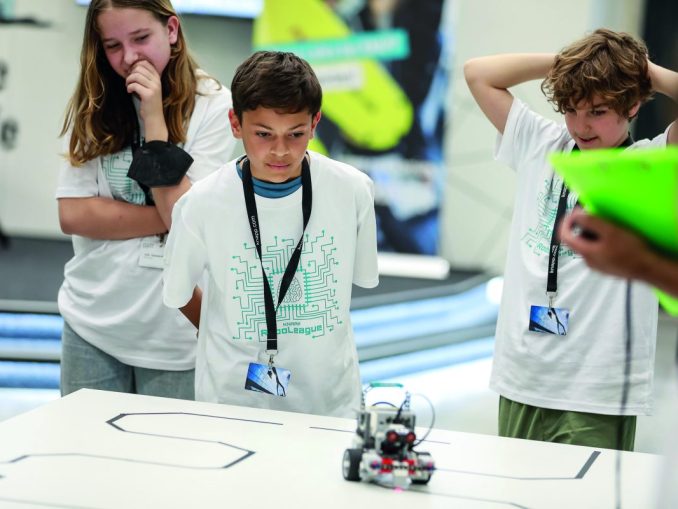 Robotik-Wettbewerb Follow the line Beim Bewerb „Follow the line“ mussten die Roboter einer Line mit Kurven und Lücken autonom folgen, ohne diese zu verlassen. (c) KNAPP – Luef