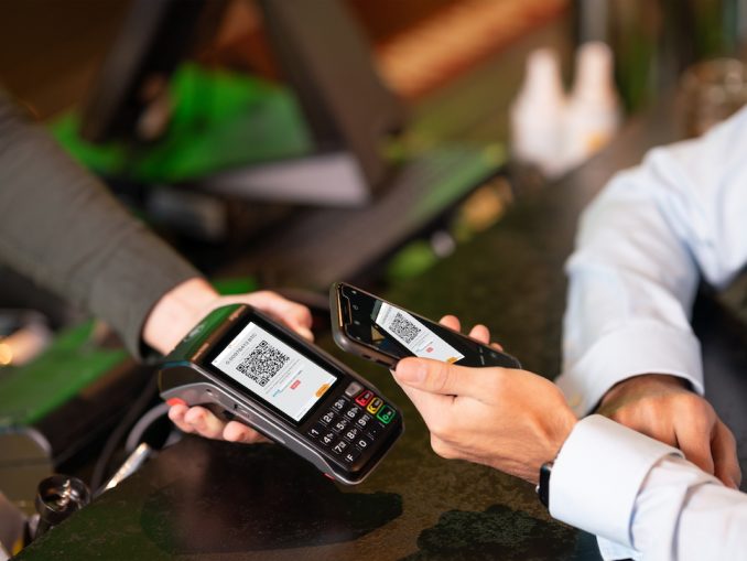 Salamantex Ingenico 2020 Das auf der EuroShop 2020 von Ingenico und Slamantex vorgestellte POS-Terminal akzeptiert Kryptowärungen wie Bitcoin, Ethereum oder Das.