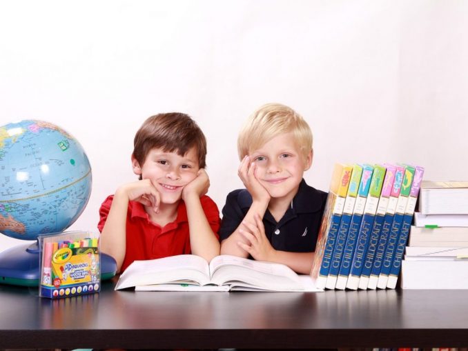 Schule © White77 Pixabay Glücklich, aber schlecht ausgerüstet: Schüler in Deutschland. (c) Schule © White77 – Pixabay