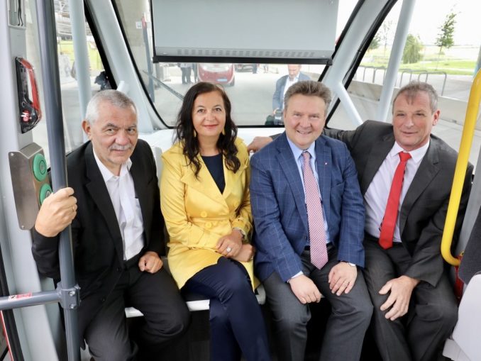 Start Fahrgasttestbetrieb auto.Bus Seestadt Mit dabei bei der ersten offiziellen Fahrgasttestfahrt der autonomen E-Busse in der Seestadt Aspern waren (v.l.n.r.) Wiener-Linien-Geschäftsführer Günter Steinbauer, Stadträtin Ulli Sima, Bürgermeister Michael Ludwig und Donaustadt Bezirksvorsteher-Stellvertreter Karl Gasta.