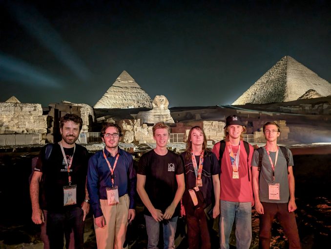 Team-Austria_Informatik-Olympiade_Medaillen vlnr: Wolfgang Thaller, Co-Teamleader und Leiter des OCG Arbeitskreises IOI, Teilnehmer Raphael Heuchl, Teilnehmer Nik Sauer, Matthias Pleschinger mit seiner Bronzemedaille, Martin Bierbaumer mit seiner Silbermedaille, IOI-Austria Teamleader Sebastian Schulze (c) OCG