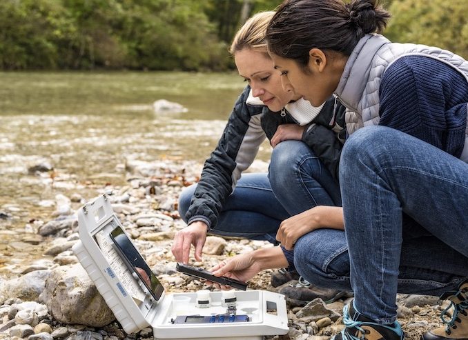 Two female biological researchers analyzing water quality in mountain river 840 pxl Die Untersuchung der Wasserqualität und Wassermanagement ist ein wesentlicher Bestandteil von IBMs Nachhaltigkeitsprojekten. (c) IBM