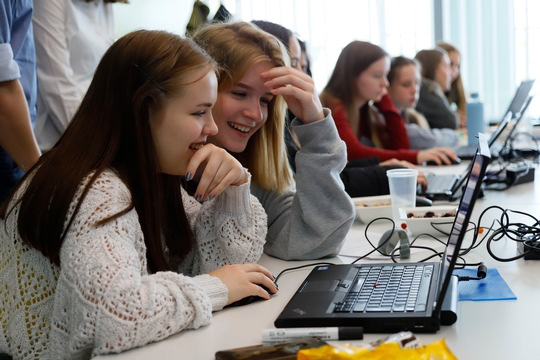 Töchtertag IBM Datendetektivinnen ermitteln bei IBM Österreich am Wiener Töchtertag.