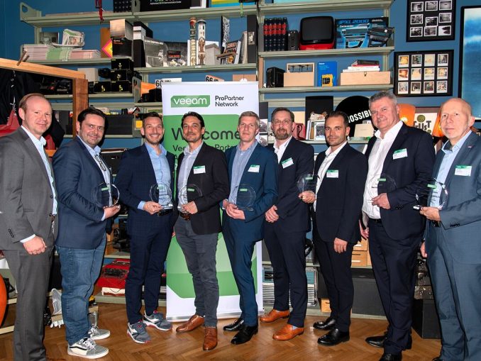 Veeam ProPartner Awards 2023_Alle_Gewinner_Österreich Die Gewinner der Veeam ProPartner Awards 2023 in Österreich v.l.n.r.: Mario Zimmermann (Veeam), Bernd Rohrauer (ANEO), Edwin Klinglhuber (ACP), Gerold Mausz (SNS), Chris Dvorak (A1 Telekom), Matthias Frühauf (Veeam), Michael Schindler (MAIT), Robert Öfferl (Bechtle), Christian Neuhauser (Cancom). (c) Veeam Software