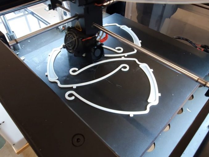 WL_3D_Drucker Die Schutzschilder werden im 3D-Druckverfahren von den Wiener Linien selbst produziert.