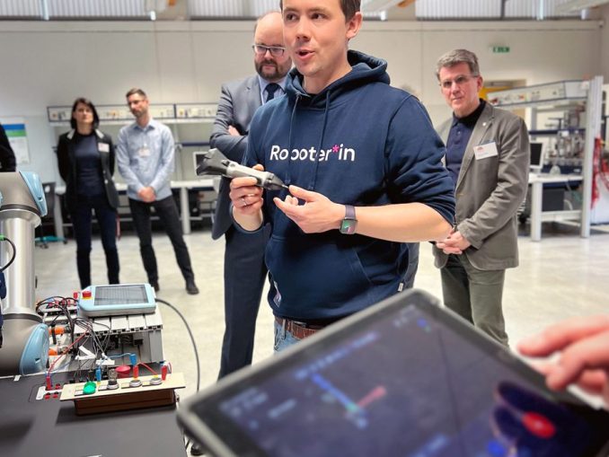 Wandelbots-Robotik-20220110 Wandelbots-Co-CEO Christian Piechnick demonstriert im BSZ ET in Dresden die Technologie. (c) Wandelbots