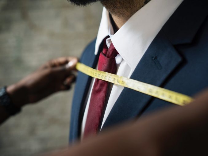adult-apparel-blur-1282309 "Wie wäre es mit einem Anzug von der Stange, der sich beim Tragen automatisch anpasst?" (c) rawpixel.com/Pexels