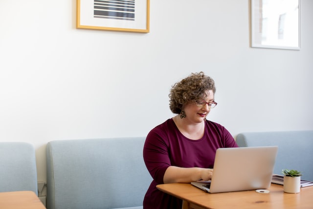 allgo-an-app-for-plus-size-people-SiH3O_24a0M-unsplash Frauen zeigen im Schnitt mehr Loyalität und warten erst einmal ab, bevor sie überhastet das Handtuch werfen. (c) Unsplash