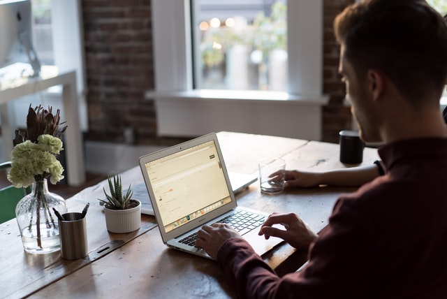 bench-accounting-C3V88BOoRoM-unsplash Eine scheinbar harmlose E-Mail kann zu einer Millionen-Dollar Ransomware-Attacke führen. (c) Unsplash