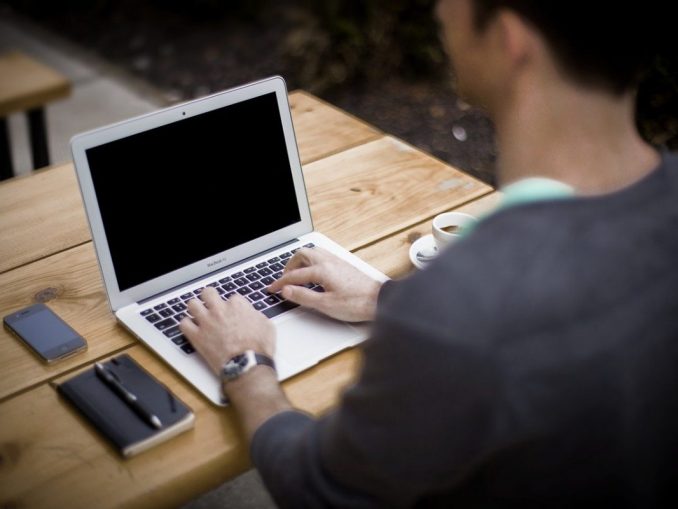 blogging-336376_1280 Im Ergebnis favorisiert rund die Hälfte (48 Prozent) der Befragten nach der Pandemie ein hybrides Modell, bei dem sie sowohl im Büro als auch aus der Ferne arbeiten können. (c) Pixabay