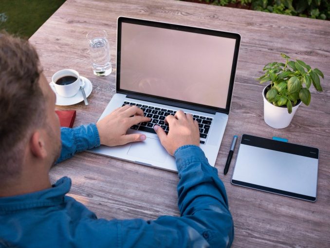 business-man-2452808_1920 Sicher im Homeoffice (c) Pixabay