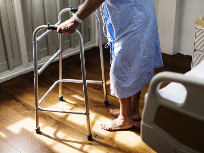 care-3031259_1920 senior