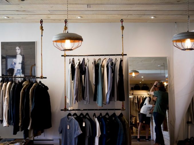 clothing-store-984396_1280 Durch Big Data wächst die Möglichkeit, mehr Einfluss auf wichtige Stellschrauben bei der Kaufentscheidung zu nehmen. (c) Free-Photos – Pixabay