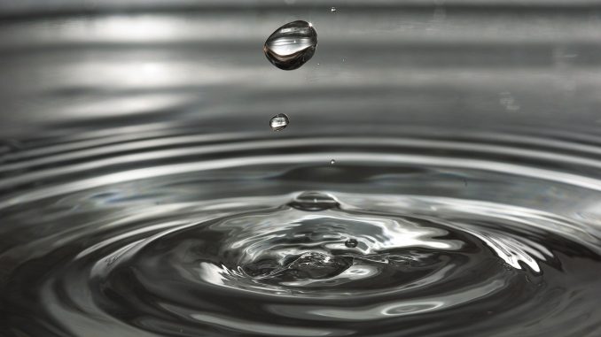 Materialien und sogar flüssiges Metall durch neues Verfahren zu Tröpfchen verarbeitet. (c) pixabay