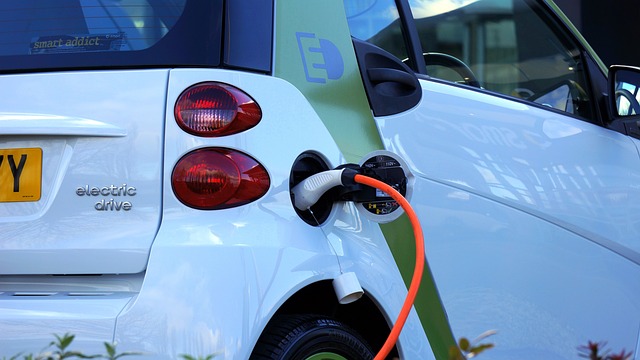 electriccar_charging_rearview_by_mikesphotographyPixabay