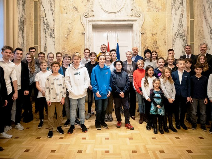 f4i Youth Hackathon Gruppenfoto ©HBF Daniel Trippolt