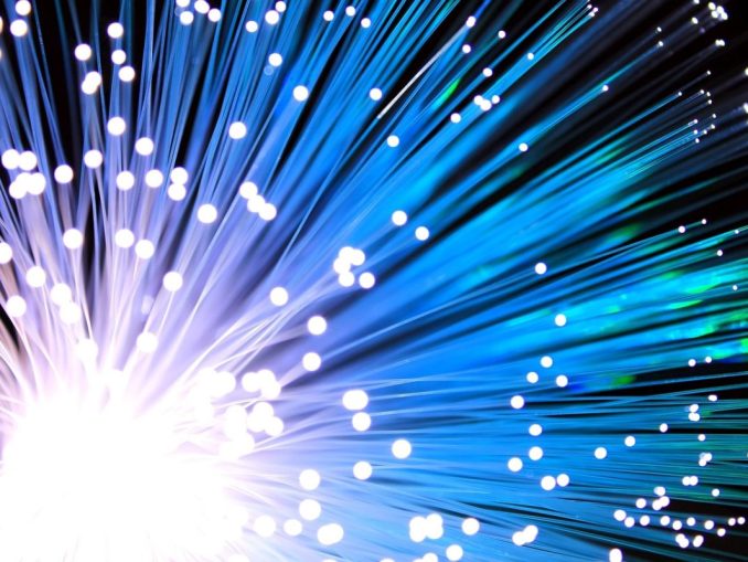 fiber-optic-2749588_1280 Glasfaser soll von Vornherein entbündelt kommen