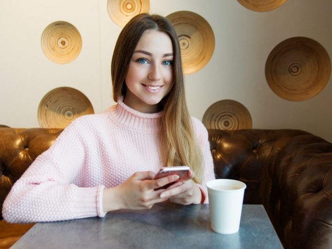 girl-3718504_1280 Für Menschen im Alter zwischen 13 und 24 Jahren macht vor allem die bessere Technologie als bei gewöhnlichen Banken Tech-Unternehmen attraktiver. (c) Pixabay