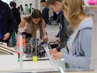 Schüler treten mit ihren selbst konstruierten und programmierten Robotern bei dem internationalen Wettbewerb Botball an. Auf diesem Turniertisch mit Hindernissen, Rampen und verschiedenen Aufbauten muss sich der Roboter allein zurechtfinden und selbstständig Aufgaben lösen. c) Sascha Miloradovic