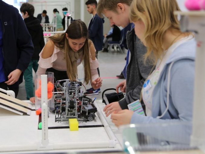 gr_PRIA_Botball Schüler treten mit ihren selbst konstruierten und programmierten Robotern bei dem internationalen Wettbewerb Botball an. Auf diesem Turniertisch mit Hindernissen, Rampen und verschiedenen Aufbauten muss sich der Roboter allein zurechtfinden und selbstständig Aufgaben lösen. c) Sascha Miloradovic