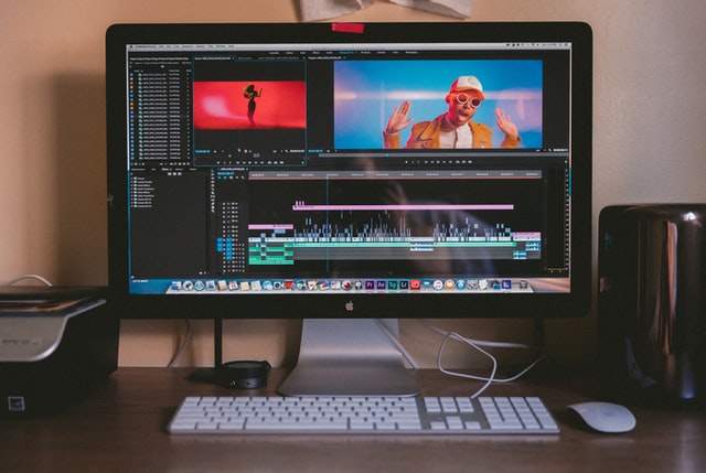jakob-owens-mQxttWjHFjA-unsplash-2 Fast jeder Zweite hat inzwischen Angst, Fälschungen nicht mehr erkennen zu können, weil Deepfake-Algorithmen Gesichtszüge und Stimmen heutzutage nahezu perfekt imitieren. (c) Unsplash
