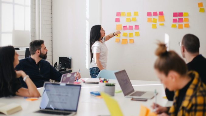 Entsprechende Schulungen und Coachings müssen in der gesamten Organisation verankert werden. (c) Unsplash/Jason Goodman