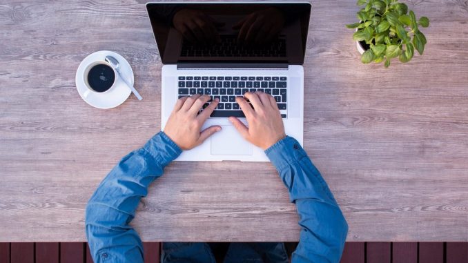 Viele Arbeitnehmer wollen mittlerweile nicht mehr auf das Homeoffice verzichten: Das Homeoffice. (c) Lukas Bier / Pixabay