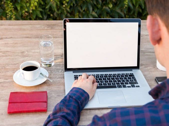 laptop-TeaFarm Pixabay Mit der Möglichkeit von zuhause und unterwegs zu arbeiten, stellen Unternehmen nicht nur einen reibungslosen Geschäftsablauf sicher, sondern präsentieren sich vor allem bei potenziellen IT-Fachkräften als attraktiver Arbeitgeber. (c) TeaFarm / Pixabay