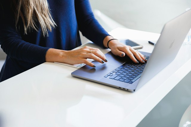 luke-southern-9yCYGgPe5Kg-unsplash-2 Auf die Frage, warum sie den Daten ihres Unternehmens nicht voll vertrauen, antwortete fast ein Drittel, dass die Daten aus zu vielen verschiedenen Quellen stammen. (c) Unsplash
