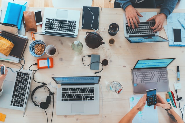marvin-meyer-SYTO3xs06fU-unsplash Die höchste Stufe heißt „Daten-Ökonomie“ – auf dieser Stufe gibt es eine einheitliche Datenbewirtschaftung über interne Geschäftsbereiche und externe Ökosysteme hinweg. (c) Unsplash