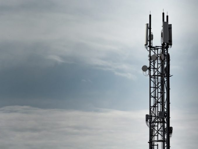 mobile-radio-transmitters-1159760_1280 Auch der Breitbandausbau, eine Voraussetzung für die Inbetriebnahme von 5G-Sendemasten, werde von vielen Hemmnissen gebremst, ergab die Umfrage. (c) Pixabay