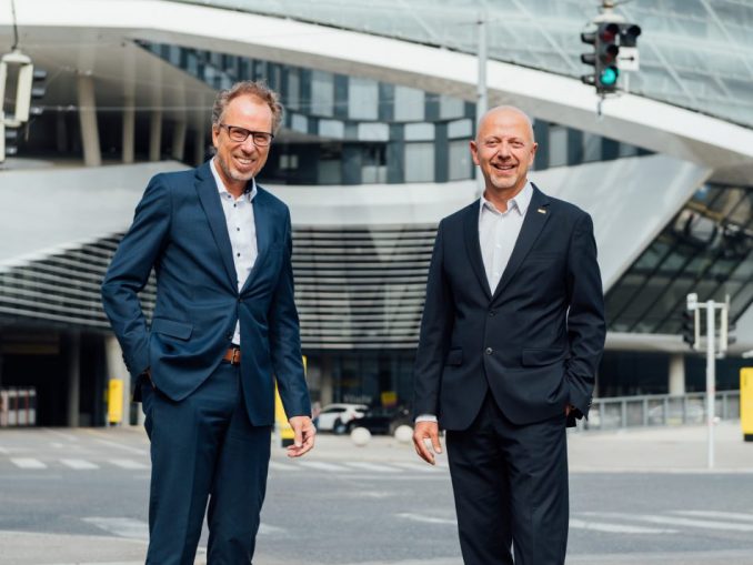 oeamtc_scopevisio_c_Daniel_Willinger Dr. Rainer Haude (li), Geschäftsführer Scopevisio Östereich/dvo Software und Thomas Oppenheim (re) Geschäftsführer ÖAMTC Reisen freuen sich über die gelungene Zusammenarbeit (c) Daniel Willinger