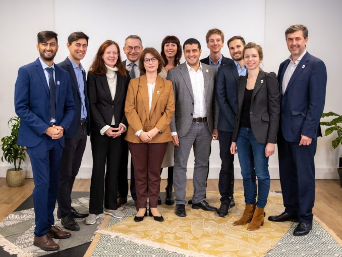 ots-mailingtool-3 Das Atos- und WWF-Team, darunter Véronique Andrieux, CEO WWF Frankreich und Nourdine Bihmane, Deputy CEO Atos Group, CEO Tech Foundations (c) Atos
