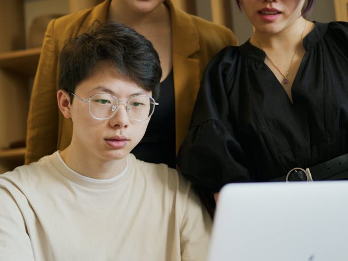 pexels-artempodrez-8518811 „Wenn die menschliche Voreingenommenheit beim KI-Training nicht berücksichtigt wird, wird auch die daraus resultierende KI voreingenommen sein.“ (c) Pexels