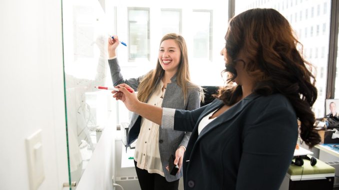 Laut der SX-Studie von Fujitsu haben etwa 40 Prozent der Organisationen noch keine KI-Strategie entwickelt. (c) Pexels