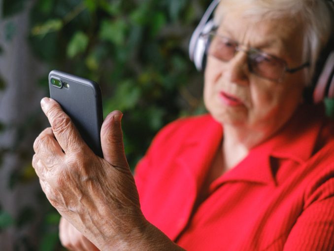 pexels-shvetsa-5231321 Laut der Umfrage des TÜV-Verbands wechseln 16 Prozent der Verbraucher ihr Smartphone bereits nach zwei Jahren aus. (c) Pexels
