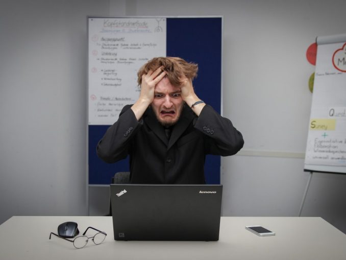 sebastian-herrmann-jzTQVxCyKYs-unsplash Die Infektionslage ist erschreckend hoch. Niemand ist sicher, die Bedrohung nimmt weiter zu. (c) Unsplash – Sebastian Herrmann