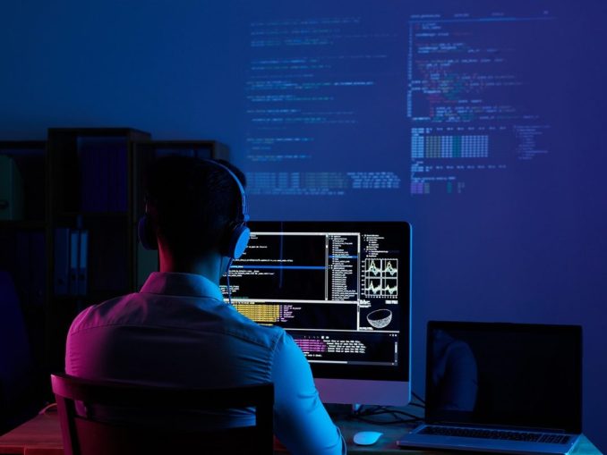 software-developer-g405a44d56_1280