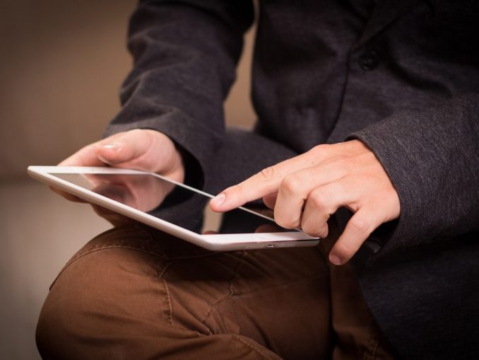 tablet-g77157a412_1280