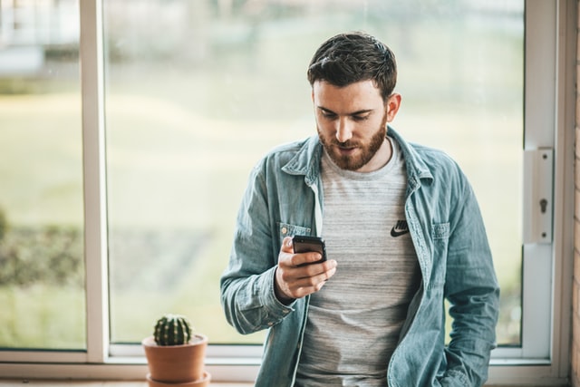 thom-holmes-J2e34-1CVVs-unsplash In Österreich wurde das Handy als das präferierte Tool für die Nutzung der SEPA Echtzeitüberweisung identifiziert. (c) Unsplash