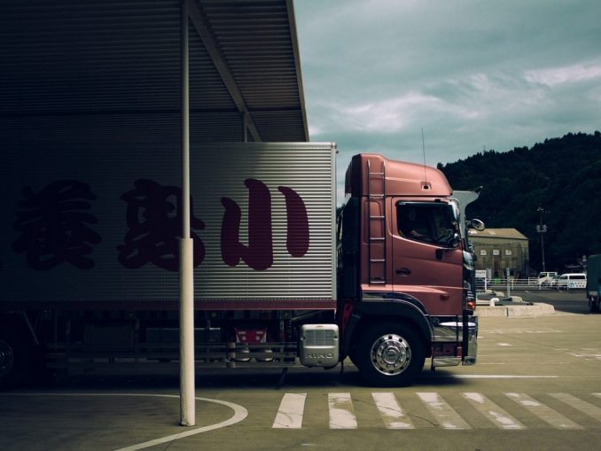 truck-1030846_1280 Immer mehr Verbraucher shoppen im Internet und entsprechend nimmt auch der Lieferverkehr immer weiter zu. (c) Free-Photos - Pixabay