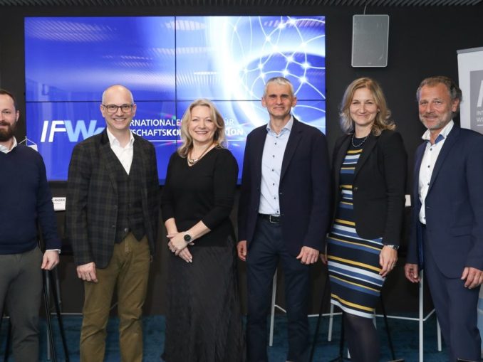 v.l. Martin Krumböck (T-Systems), Robert Lamprecht (KPMG), Isabella Mader (Excellence Research), Gerald Schremser (Prinzhorn Gruppe), Christina Wilfinger (SAP), Rudolf J. Melzer (IFWK)