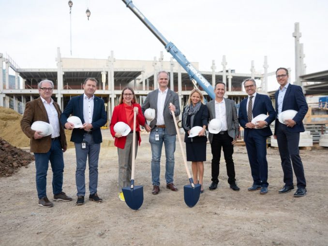 v.l. Till Utermöhlen, Bernhard Gross, Margarete Schramböck,Walter Kasal, Nora Lawender, Rob Lopez, René Tritscher, Roman Oberauer